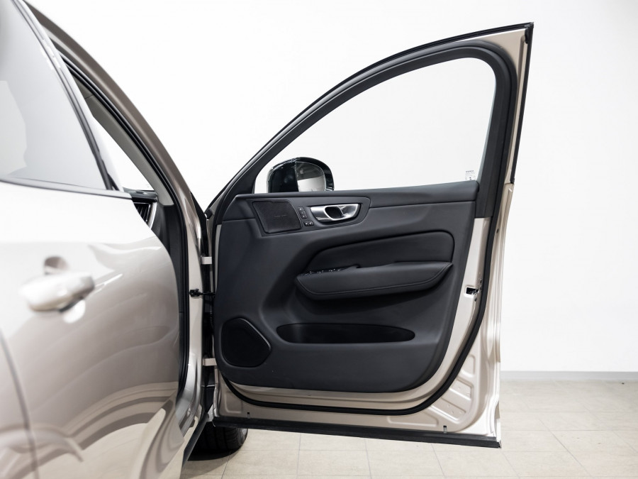 2026 Volvo XC60 UZ B5 Ultra Dark 2.0P, Mild Hybrid SUV Image 9
