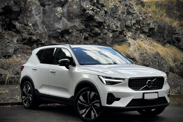 2025 Volvo XC40 XZ Ultra B4 Dark SUV