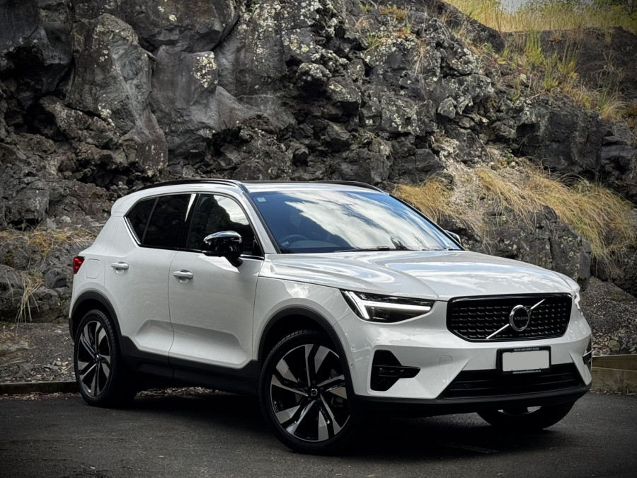 2025 Volvo XC40 XZ Ultra B4 Dark SUV Image 1