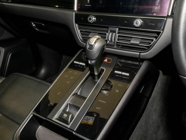 2023 Porsche Macan 95B T SUV image 31