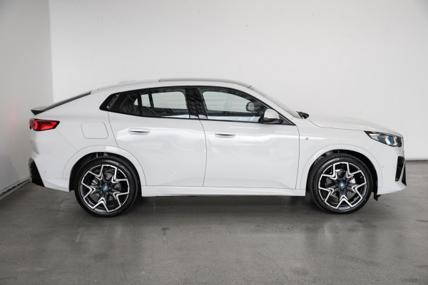 2024 BMW iX2 U10 eDrive20 M Sport SUV image 3