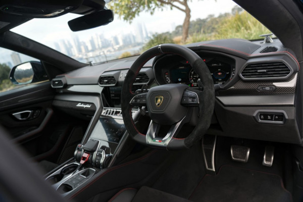 2022 Lamborghini Urus SUV Image 12