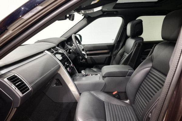 2025 Land Rover Discovery Series 5 D350 Dynamic SE SUV Image 4