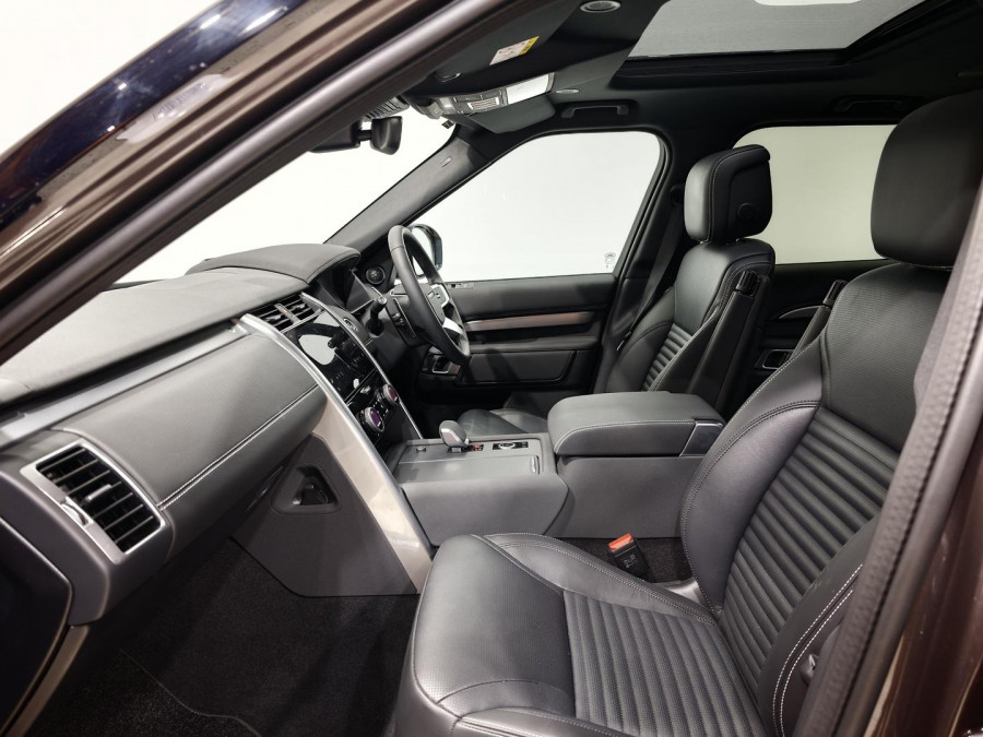 2025 Land Rover Discovery Series 5 D350 Dynamic SE SUV Image 4