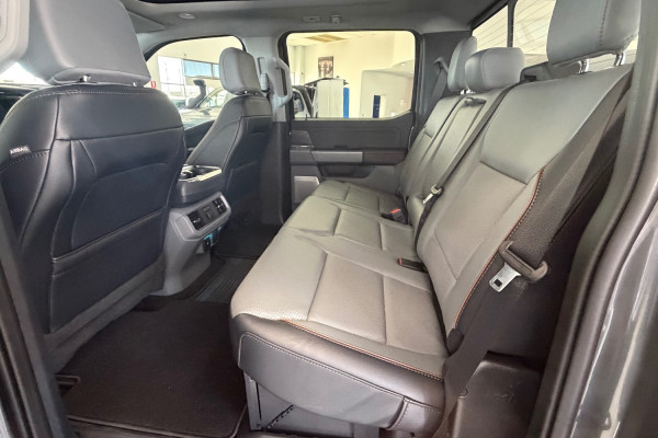 2024 Ford F-150  Lariat Dual Cab Image 17