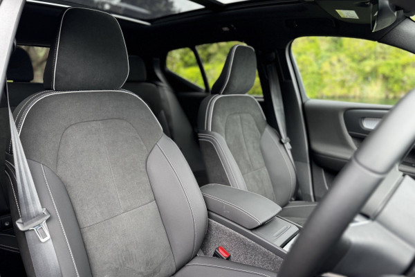 2025 Volvo XC40 XZ Ultra B4 Dark SUV Image 14