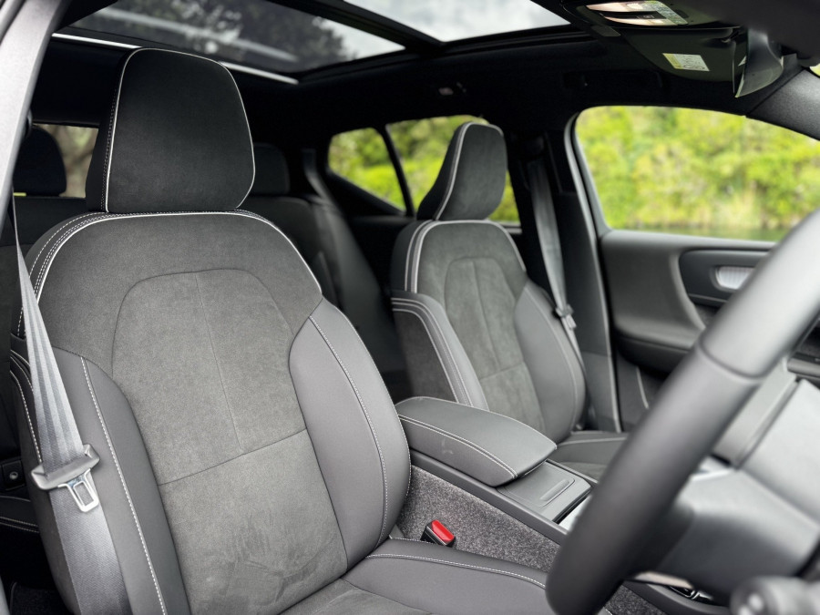 2025 Volvo XC40 XZ Ultra B4 Dark SUV Image 14
