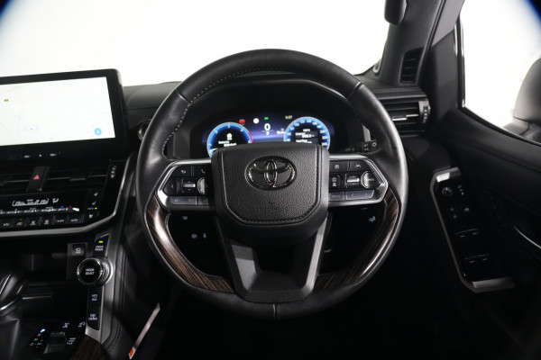 2025 Toyota LandCruiser Sahara SUV image 14