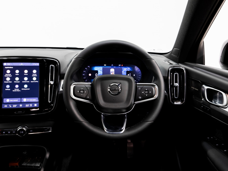 2026 Volvo XC40 XZ Ultra B4 Dark SUV Image 17