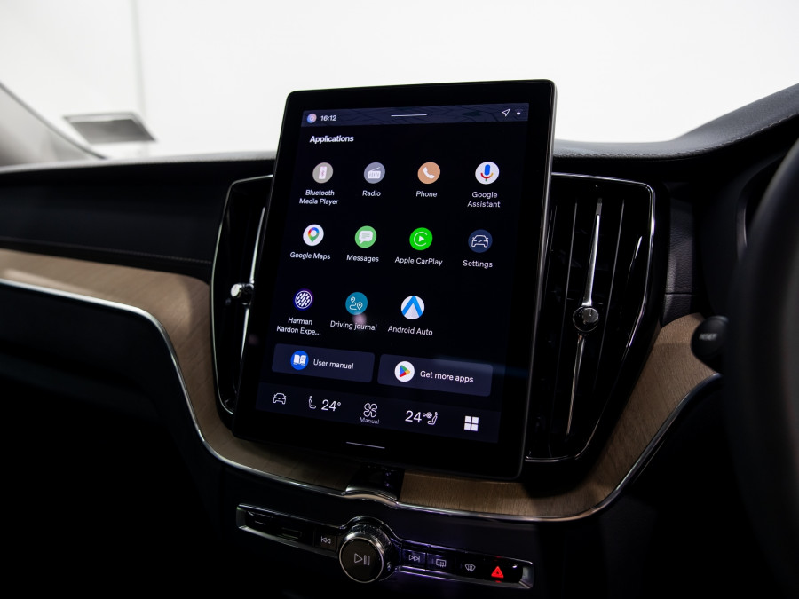 2026 Volvo XC60 UZ B5 Ultra Dark 2.0P, Mild Hybrid SUV Image 16