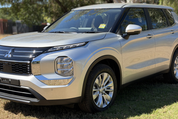 2026 Mitsubishi Outlander ZM ES Wagon Image 3