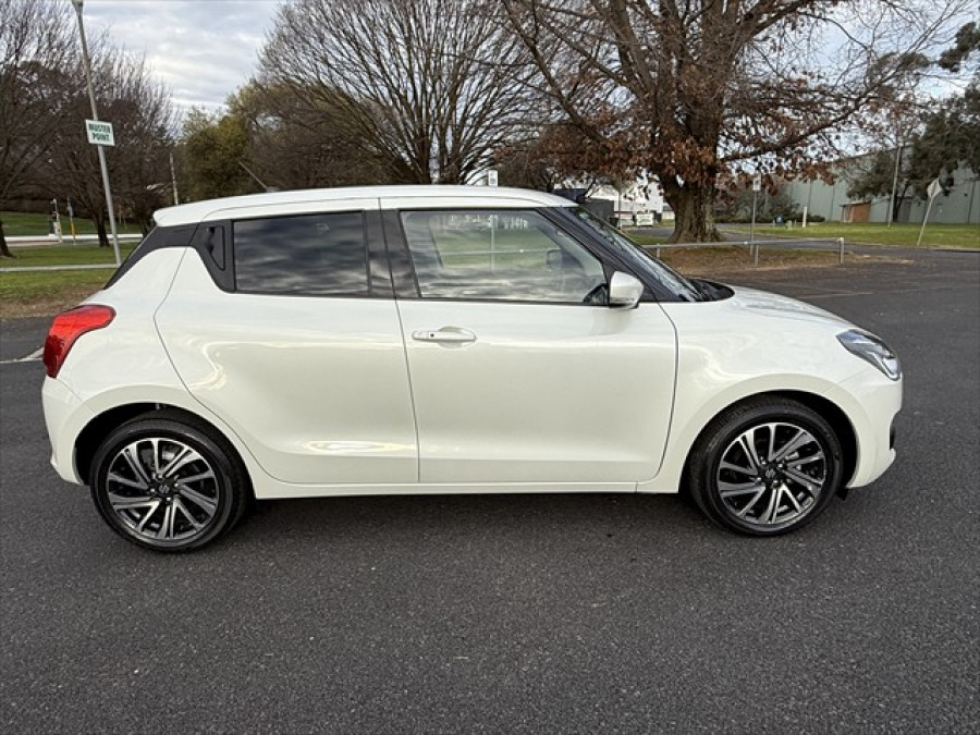 2021 Suzuki Swift GLX SUV Image 2