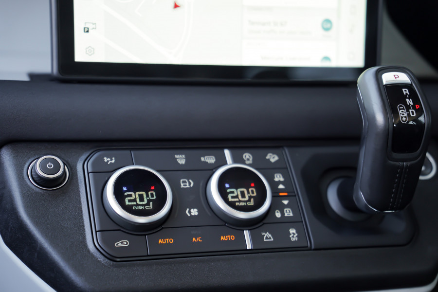 2020 Land Rover Defender L663 SE Wagon Image 36