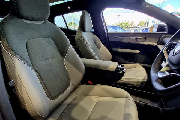 2026 Volvo EX30  Single Motor Extended Range Ultra SUV Image 9