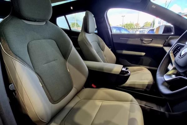 2026 Volvo EX30  Single Motor Extended Range Ultra SUV Image 9