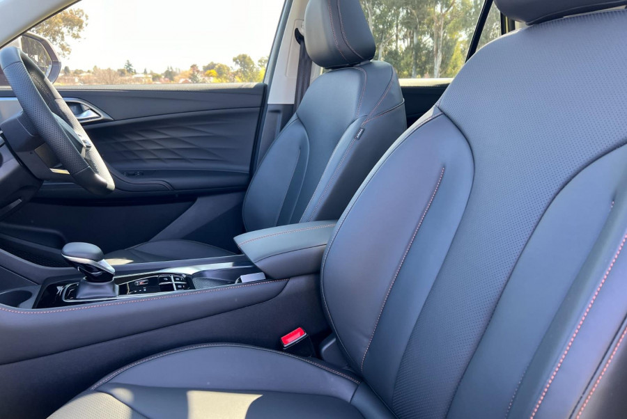 2024 MY24.5 MG HS AS33 Essence SUV Image 15