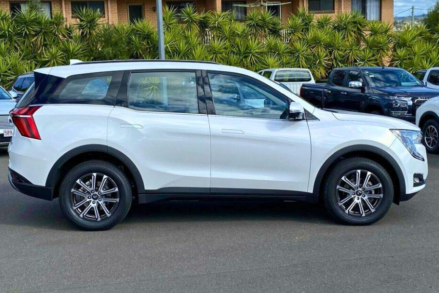 2023 Mahindra XUV700 AX7L Wagon Image 9