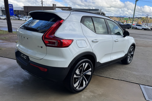 2026 Volvo XC40 XZ Ultra B4 Dark SUV Image 5