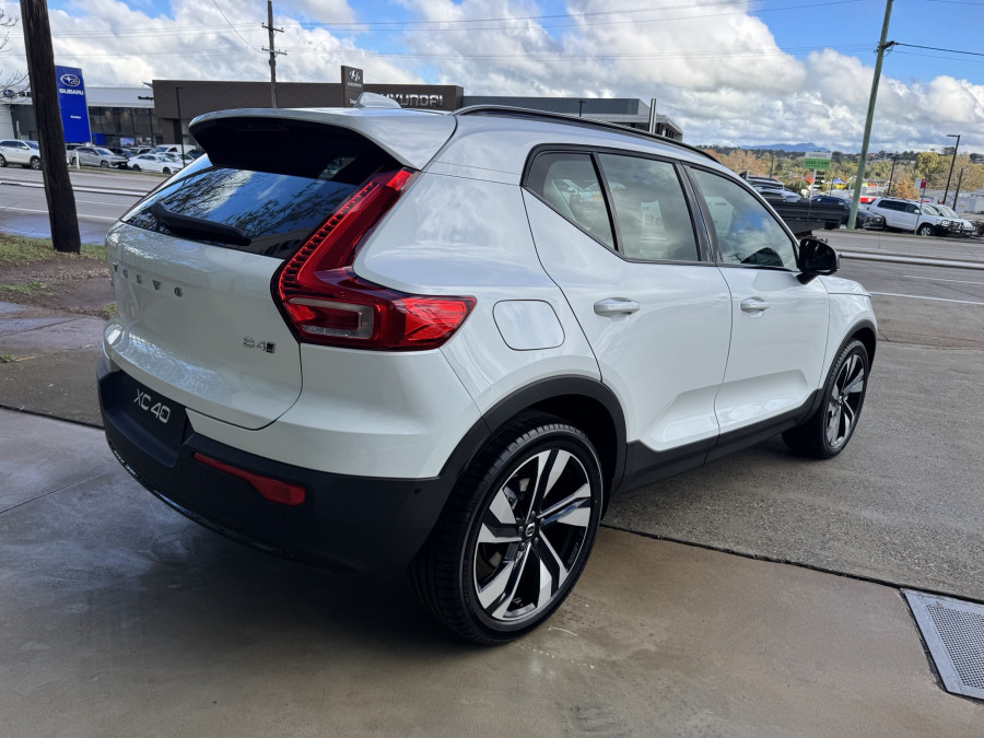 2026 Volvo XC40 XZ Ultra B4 Dark SUV Image 5