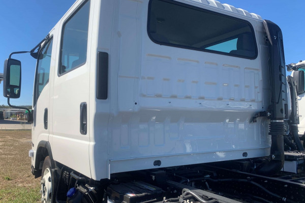 2026 Isuzu NPR Cab Chassis Image 5