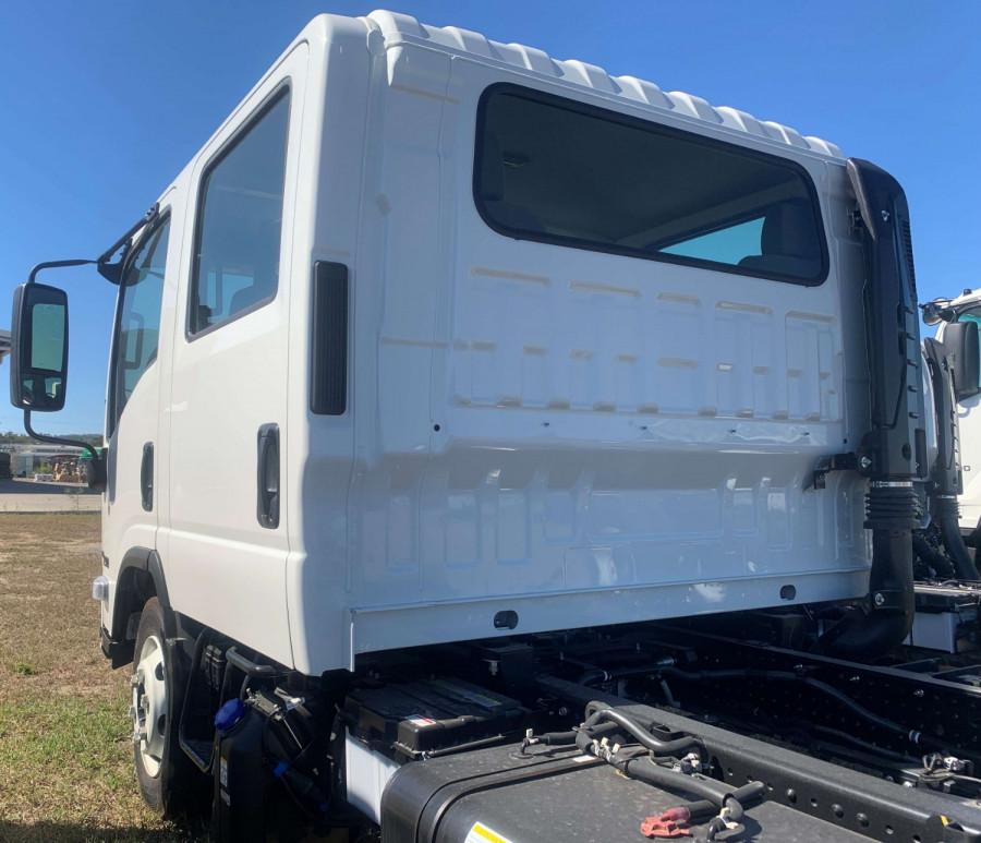2026 Isuzu NPR Cab Chassis Image 5