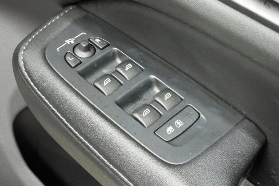 2021 MY22 Volvo V60 Cross Country Z Series B5 Convertible Image 11