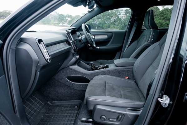 2023 Volvo XC40 XZ Ultimate B5 Dark SUV Image 4