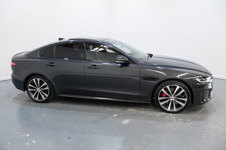 2022 Jaguar XE P300 R-Dynamic SE Sedan Image 7