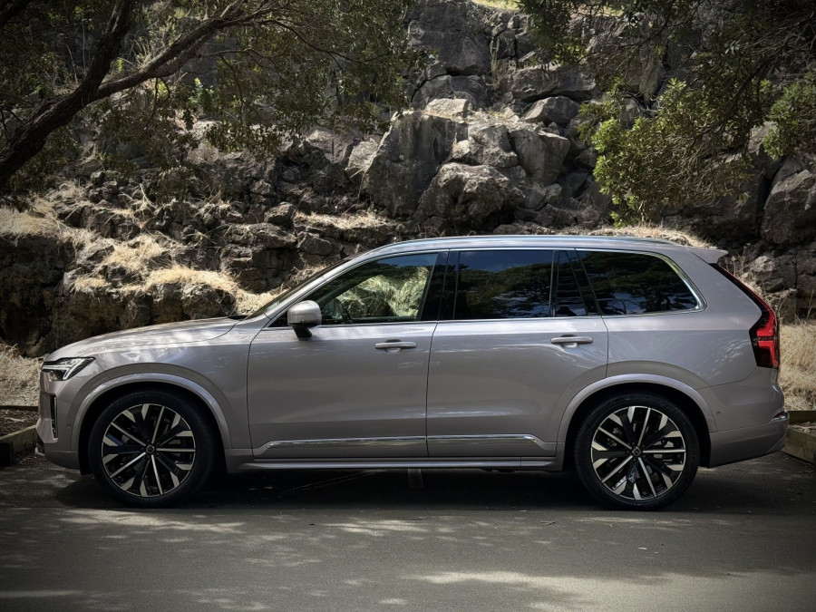 2025 Volvo XC90 L Series Ultra B5 Bright SUV Image 3