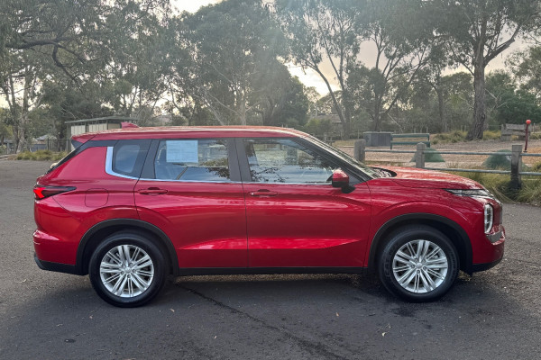 2023 Mitsubishi Outlander ZM ES SUV Image 5
