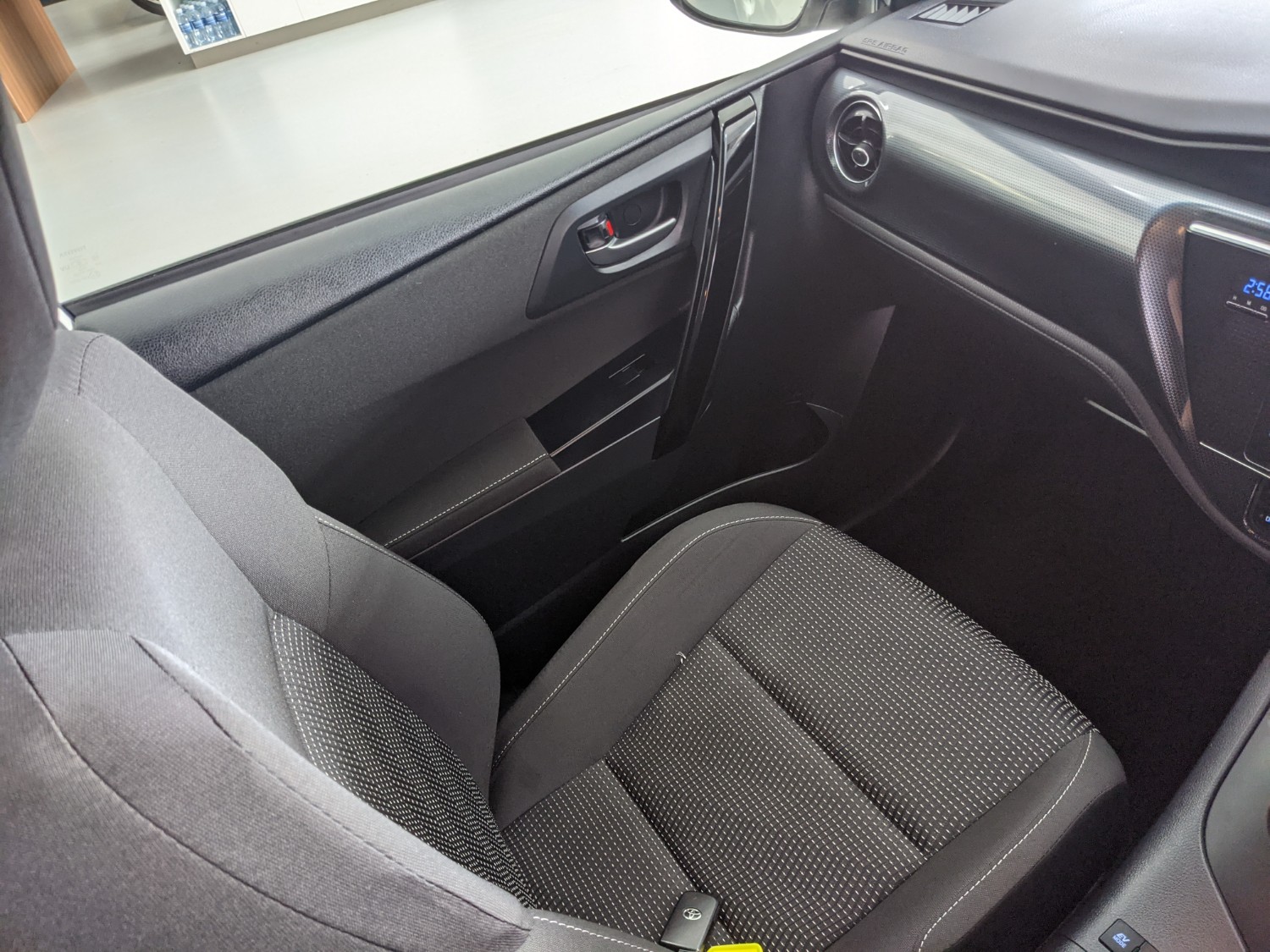 2017 Toyota Corolla ZWE186R HYBRID Hatchback Image 19
