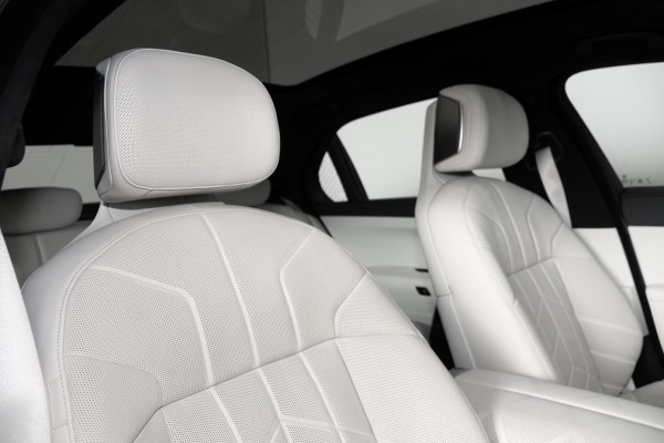 2024 BMW 7 Series G70 740i M Sport Sedan image 9