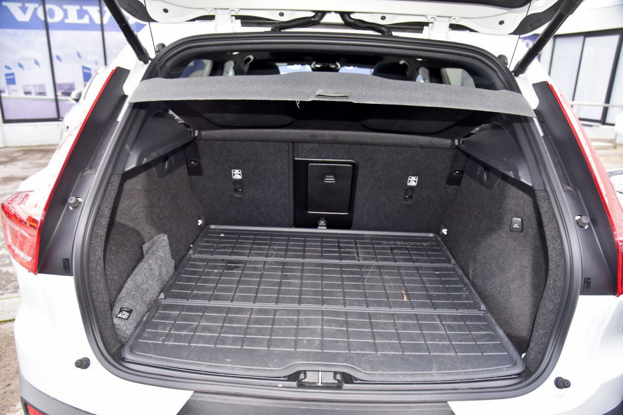 2025 MY26 Volvo XC40 XZ Ultra B4 Dark SUV Image 21