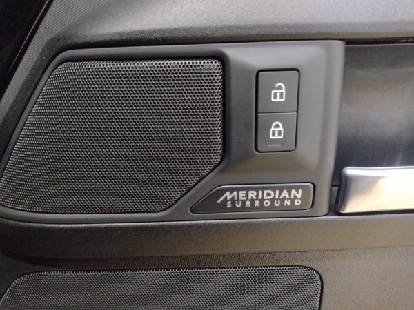 2024 MY25 Land Rover Defender L663 110 P525 V8 SUV image 15