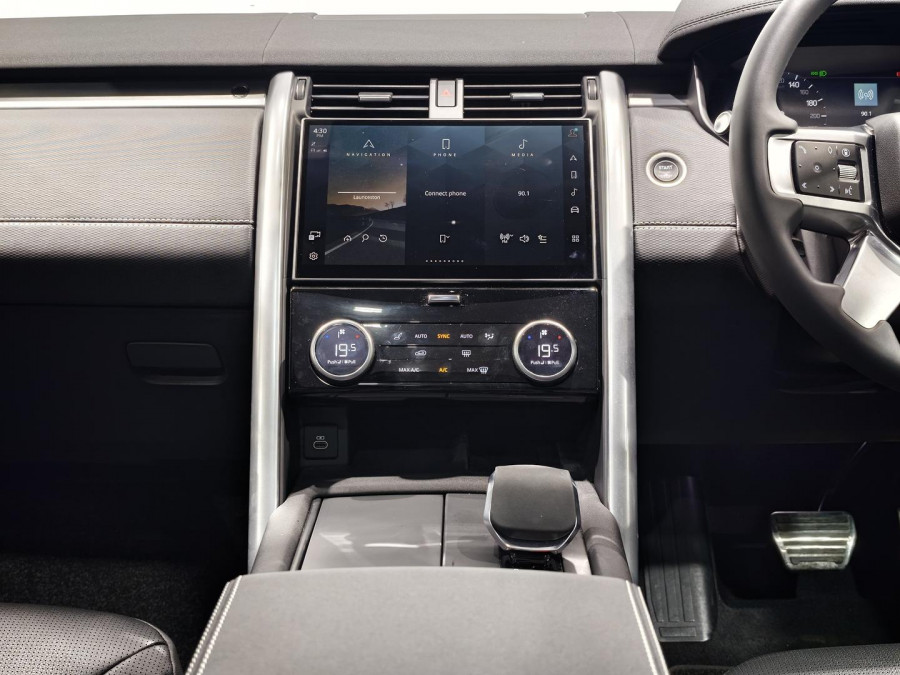 2025 Land Rover Discovery Series 5 D350 Dynamic SE SUV Image 15