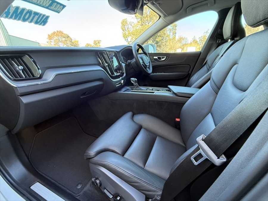 2020 MY21 Volvo XC60 UZ D4 Momentum SUV Image 16