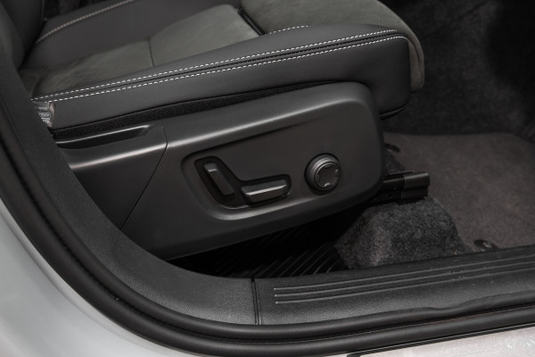 2026 Volvo XC40 XZ Ultra B4 Dark SUV Image 14