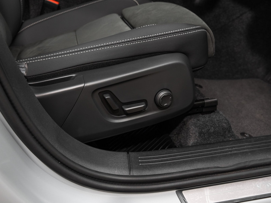 2026 Volvo XC40 XZ Ultra B4 Dark SUV Image 14
