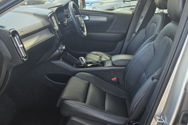 2023 Volvo XC40 XZ Ultimate B5 Dark SUV Image 9