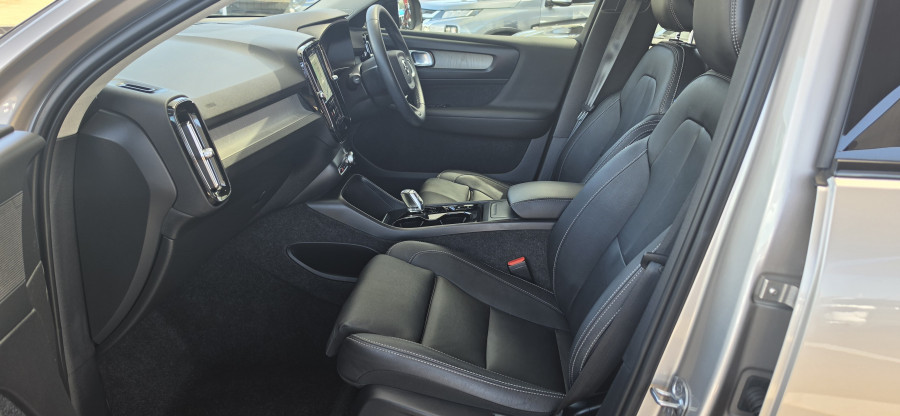 2023 Volvo XC40 XZ Ultimate B5 Dark SUV Image 9