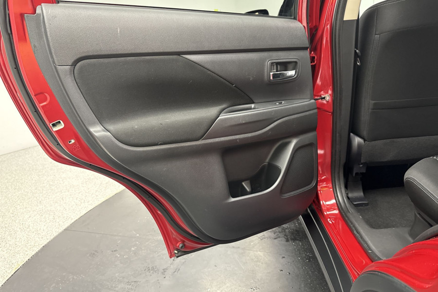 2015 MY16 Mitsubishi Outlander ZK LS SUV Image 14