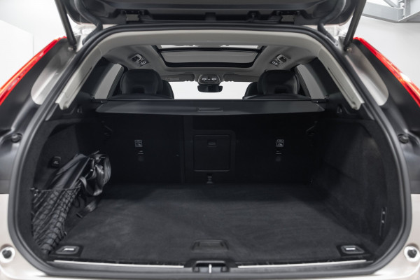 2026 Volvo XC60 UZ B5 Ultra Dark 2.0P, Mild Hybrid SUV Image 8