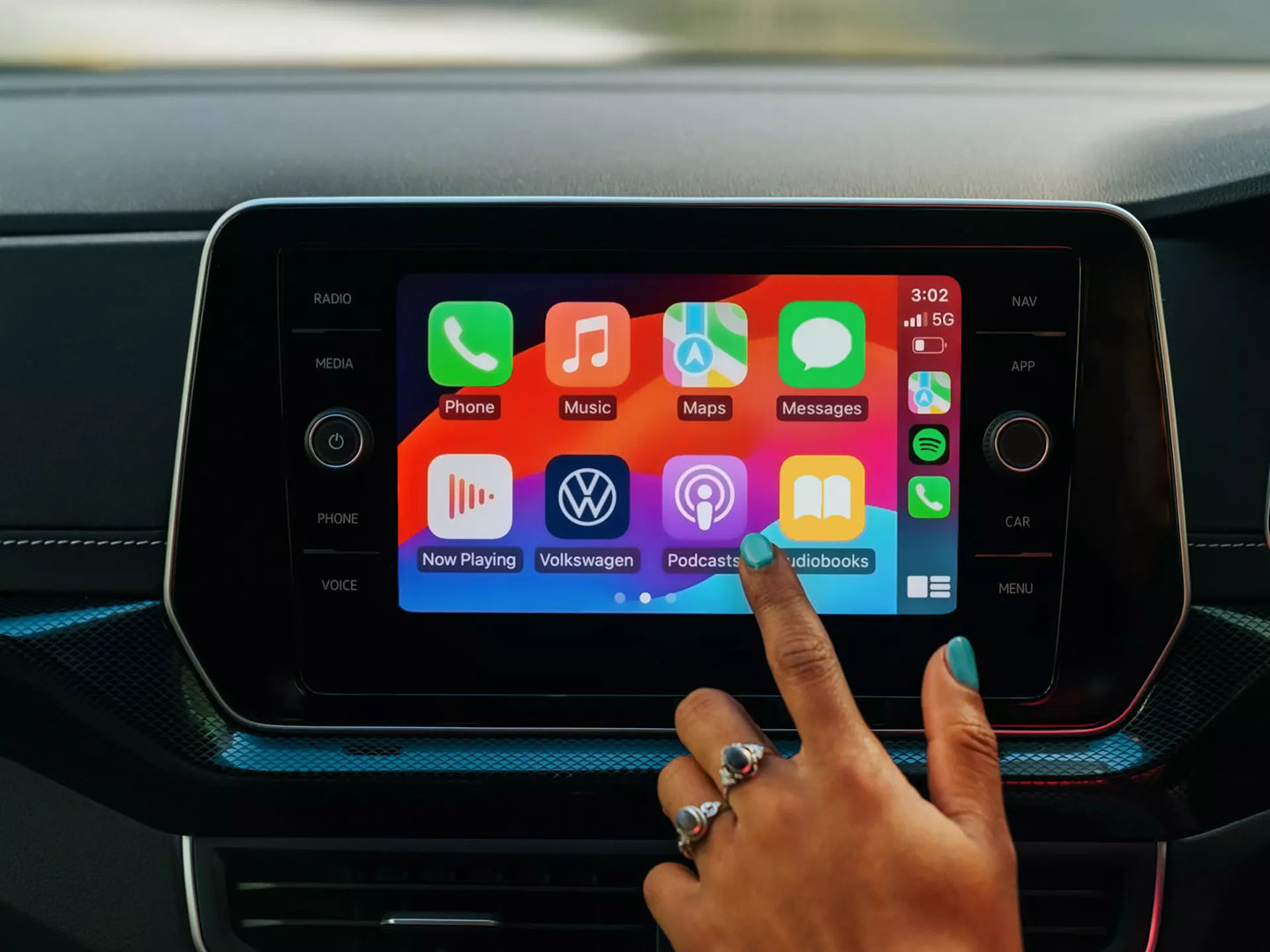 Stay connected to your world Infotainment Image