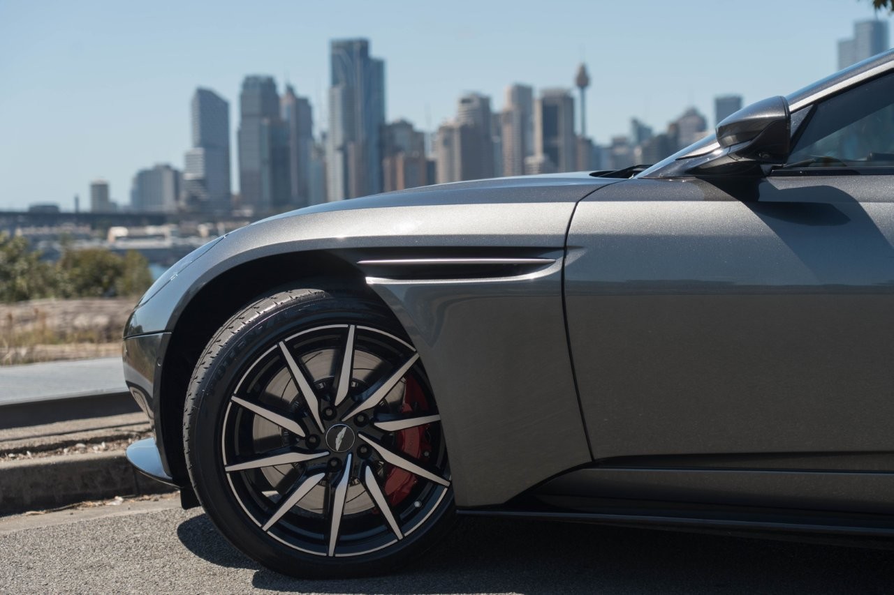 2018 Aston Martin DB11 Coupe Image 4