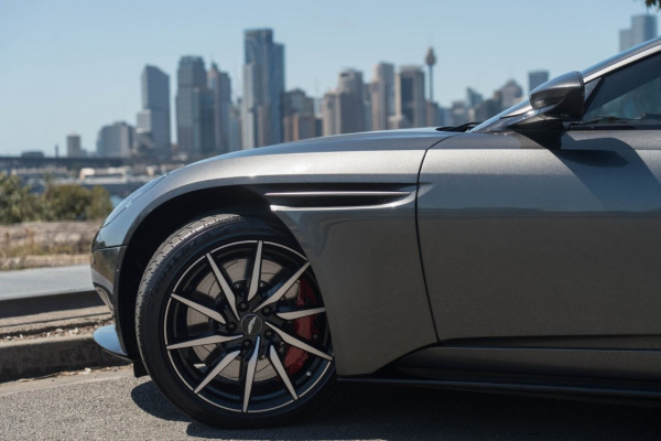 2018 Aston Martin DB11 Coupe Image 4
