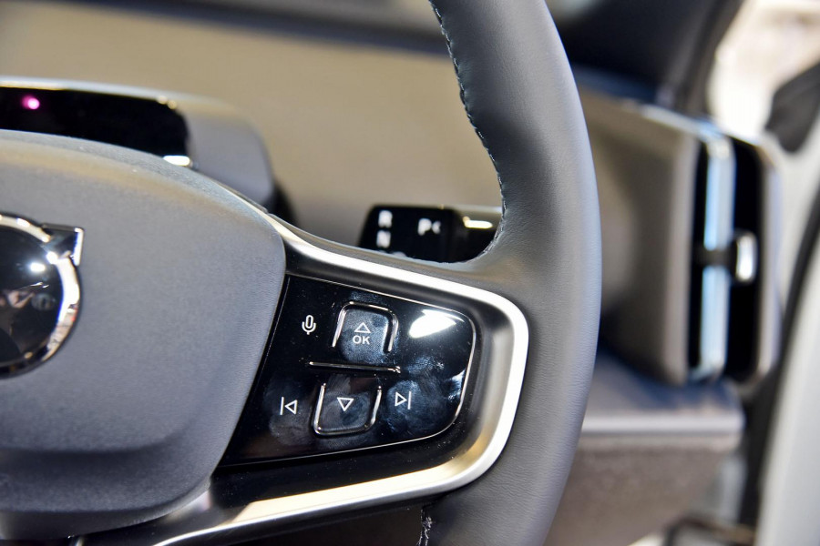 2025 Volvo EX30  Twin Motor Performance Ultra SUV Image 11