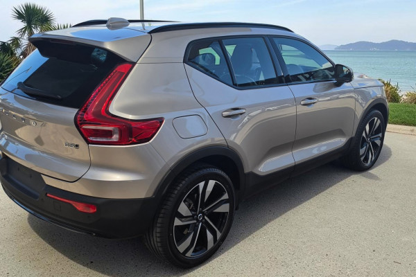 2023 Volvo XC40 XZ Ultimate B5 Dark SUV Image 7