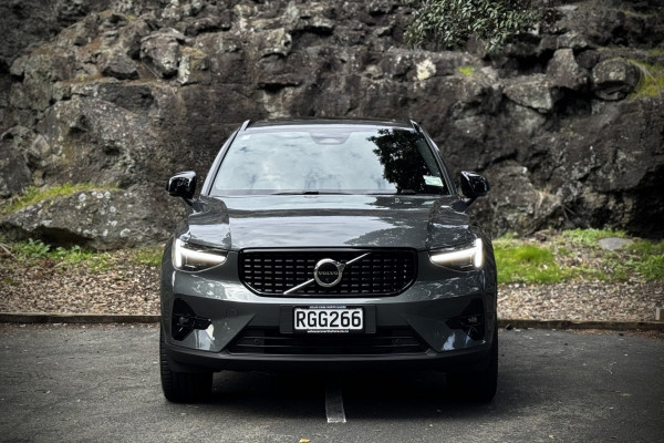 2025 Volvo XC40 XZ Ultra B4 Dark SUV Image 3