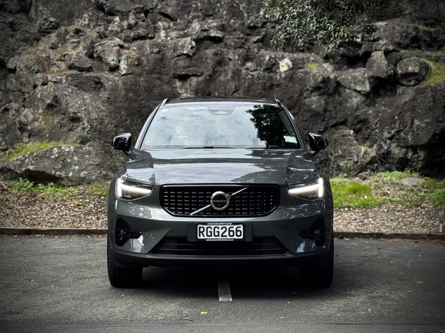 2025 Volvo XC40 XZ Ultra B4 Dark SUV Image 3