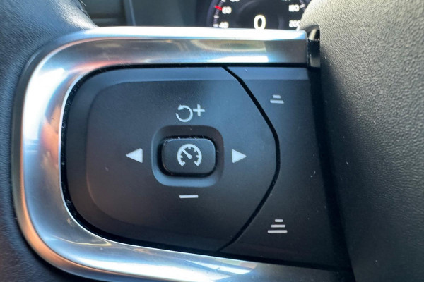 2020 Volvo XC40 XZ T4 Inscription SUV Image 17